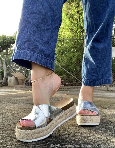 Kimkissesfootgoddess