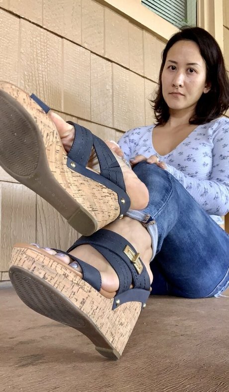 Kimkissesfootgoddess