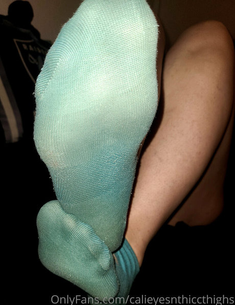 Calieyesnthiccthighs