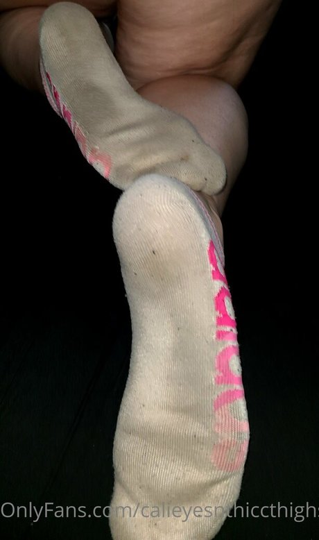 Calieyesnthiccthighs