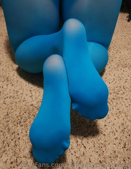 Calieyesnthiccthighs