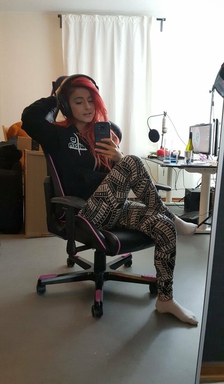 Anniefuchsia