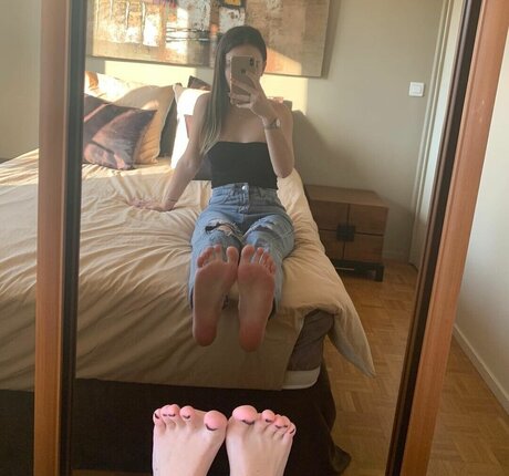 Adrianafeetgirl
