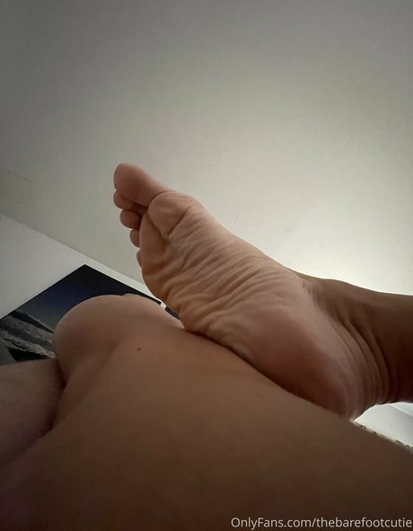 Thebarefootcutie