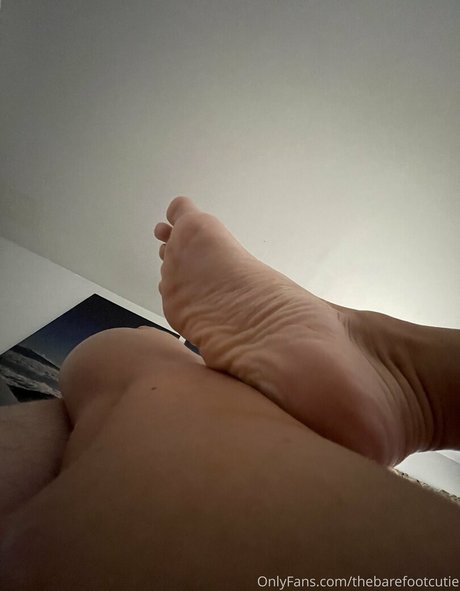 Thebarefootcutie