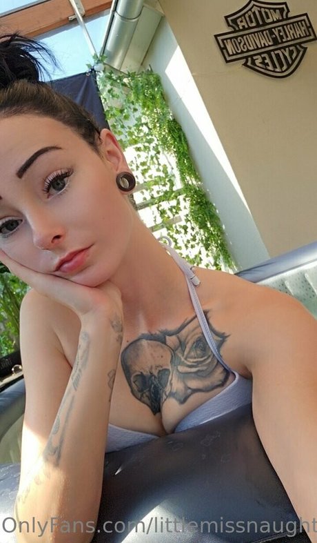 Littlemissnaughtytw