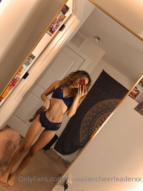 Hawaiian Cheerleader