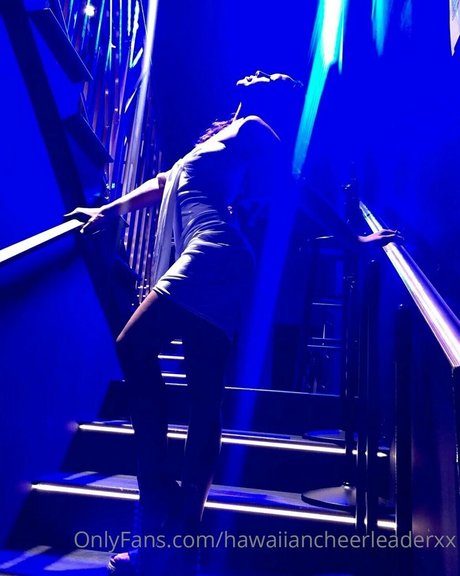 Hawaiian Cheerleader