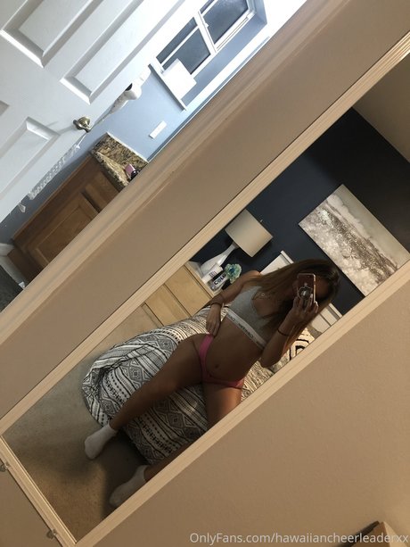 Hawaiian Cheerleader