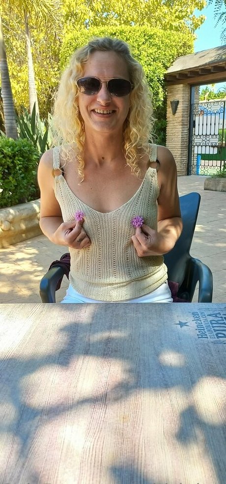 Britishbralesshotwifex