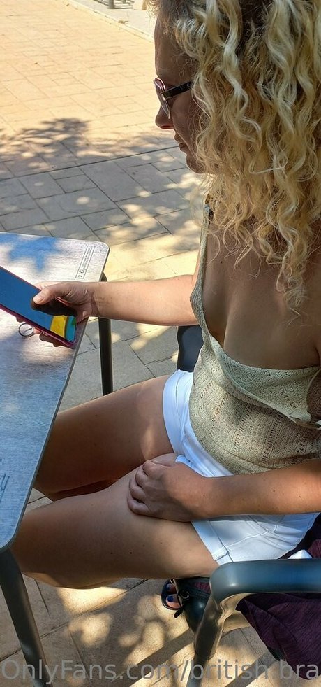 Britishbralesshotwifex