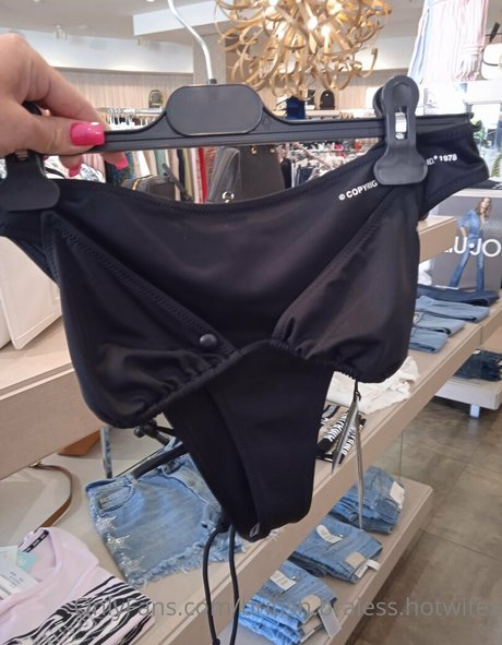 Britishbralesshotwifex