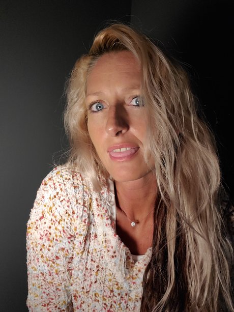 Fetish Friendly With Legs For Days