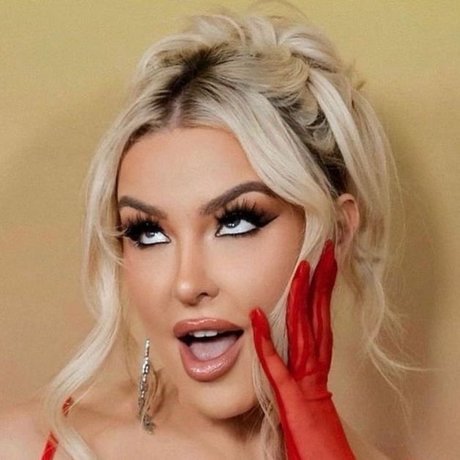  Tana Mongeau