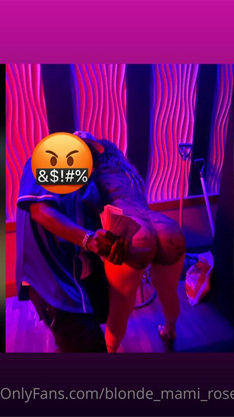 Blonde Mami Rose