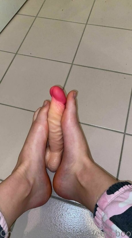Deluxefeetsbooty