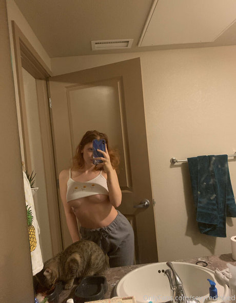 Sexyredinbed