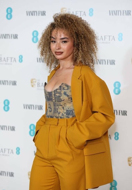 Ella Eyre
