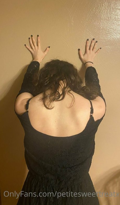 Petitesweettreatx