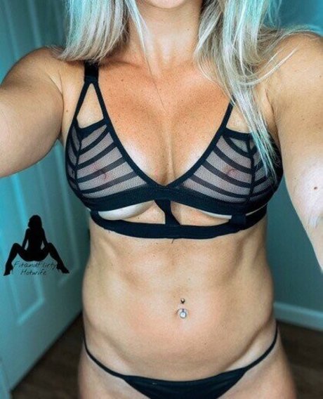 Fitandflirtyhotwife