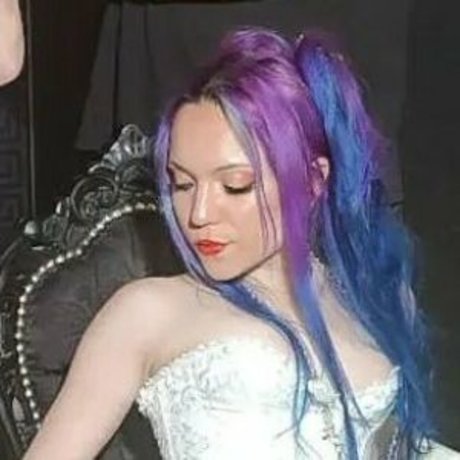 Mistress Dahlia Zozo