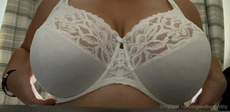 Bigandbustytitty